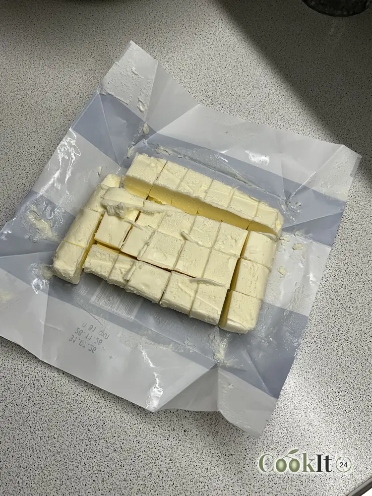 Творожные рогалики с шоколадными каплями — Нарежьте масло