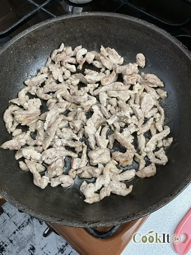Салат «Сугроб» со свиной вырезкой — Обжарьте мясо